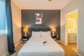 Convenient 1BR Uptown Biltmore Gym Pool Parking